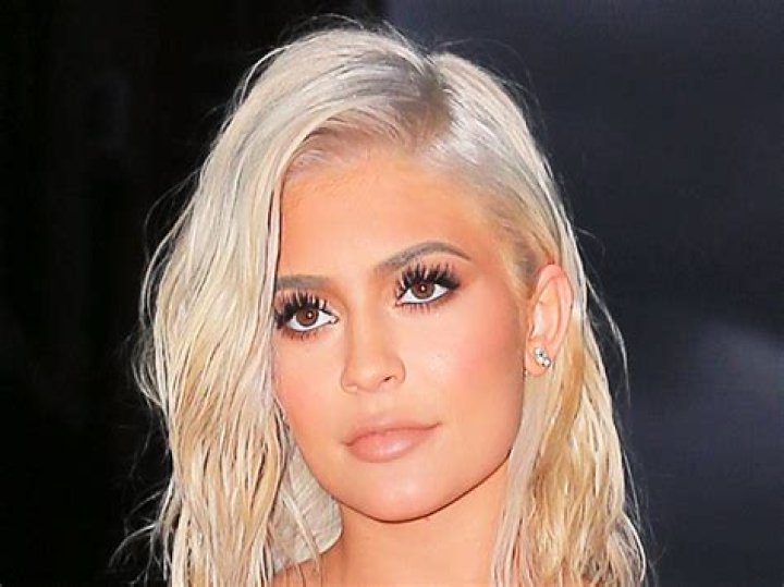 Kendall, Kylie Jenner & 25 More Times The Kardashian Sisters Went Blonde 