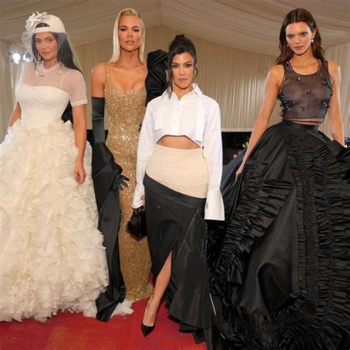 Kardashian & Jenner Sisters Wearing Crop Tops: Photos – Hollywood Life