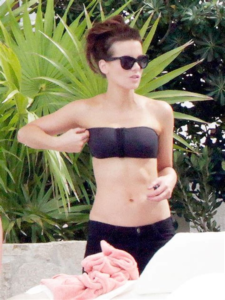 Kate Beckinsale Rocks Bikini On International Cat Day With Pet Clive – Hollywood Life