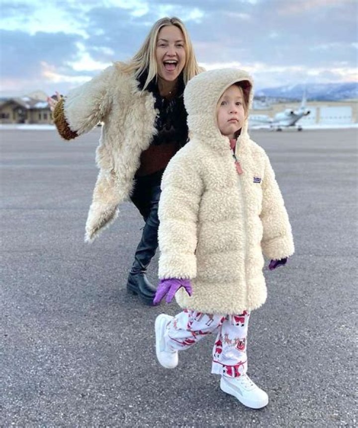 Kate Hudson & Daughter Rani In Matching Coats In Aspen – Photos – Hollywood Life