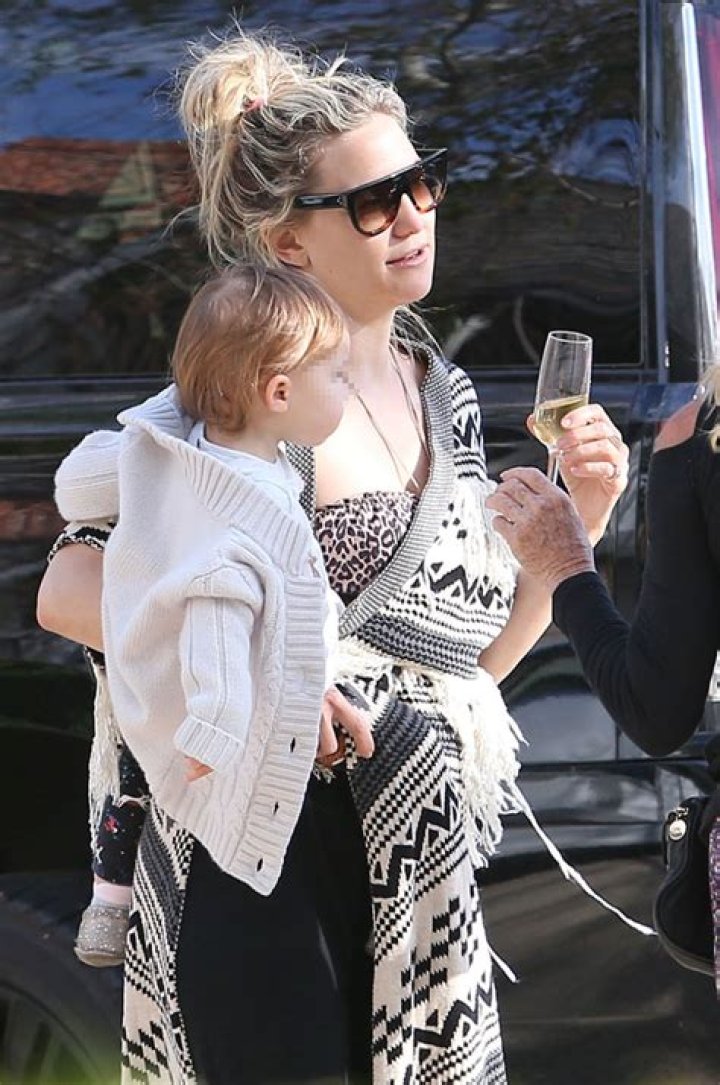 Kate Hudson & Mini-Me Daughter Rani Rose, 2, Are So Cute Twinning In Sunglasses – Pic