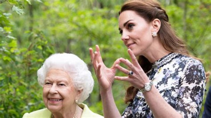 Kate Middleton Plants Tree Dedicated to Queen Elizabeth Ahead Of 1st Holiday Without Her