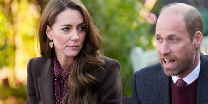 Kate Middleton & Prince William Share Awkward PDA Moment: Watch – Hollywood Life