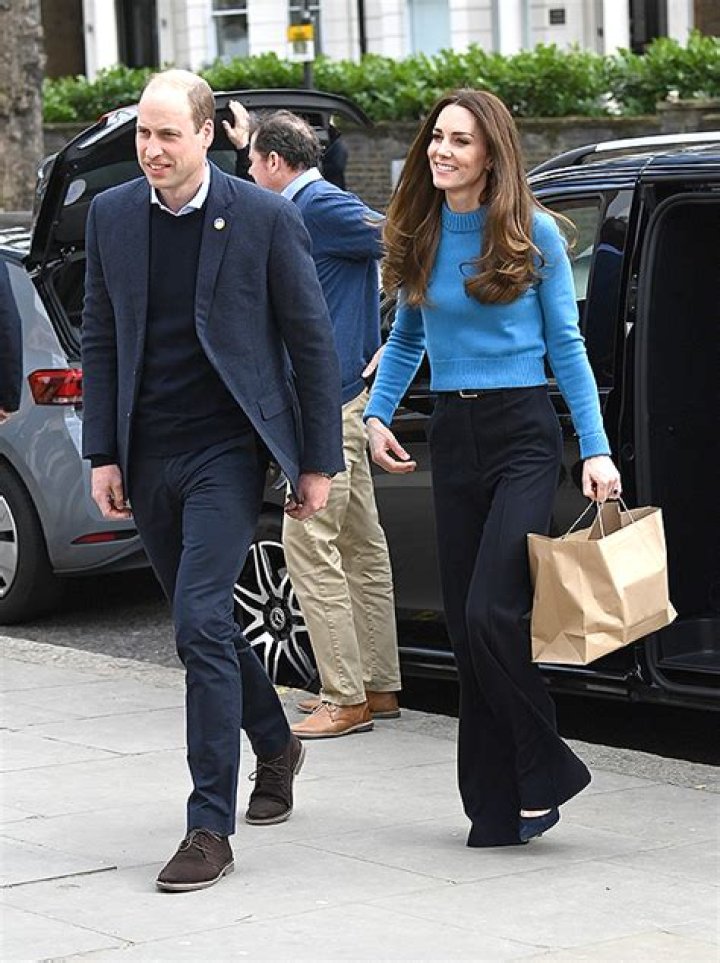 Kate Middleton & Prince William Support Ukraine In Blue Outfits & Pins – Hollywood Life
