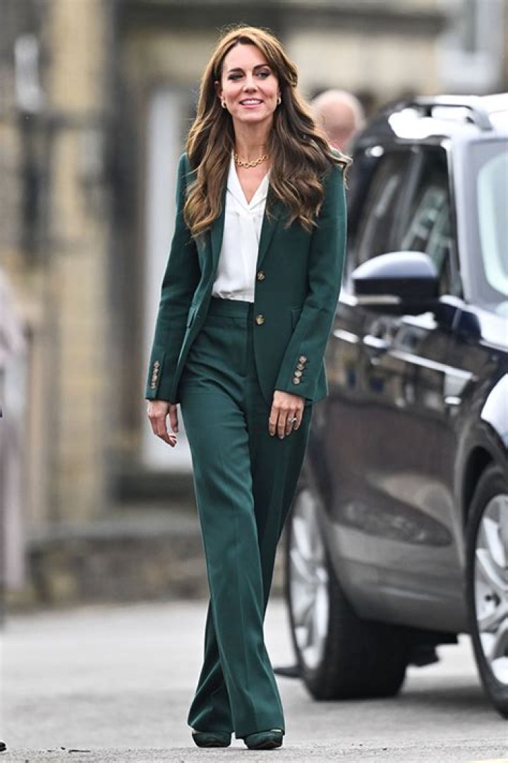 Kate Middleton Rocks Green Suit During Textile Mill Visit: Photos – Hollywood Life