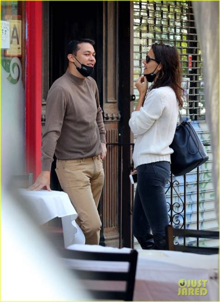 Katie Holmes & New BF Emilio Vitolo Jr. Hold Hands While Strolling Through NYC On Date Night — Pic