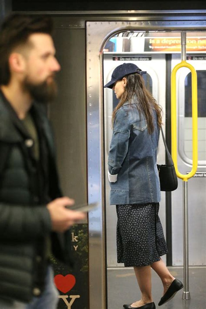 Katie Holmes Goes Incognito Riding The Subway In NYC: Photos – Hollywood Life
