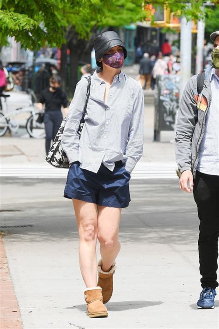 Katie Holmes, 42, Rocks Shorts While Soaking Up The Warm Weather On NYC Stroll — Pics