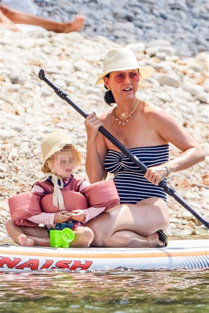 Katy Perry Cradles Baby Daisy, 6 Months, While Rocking A Swimsuit On The Beach In Hawaii – Pics