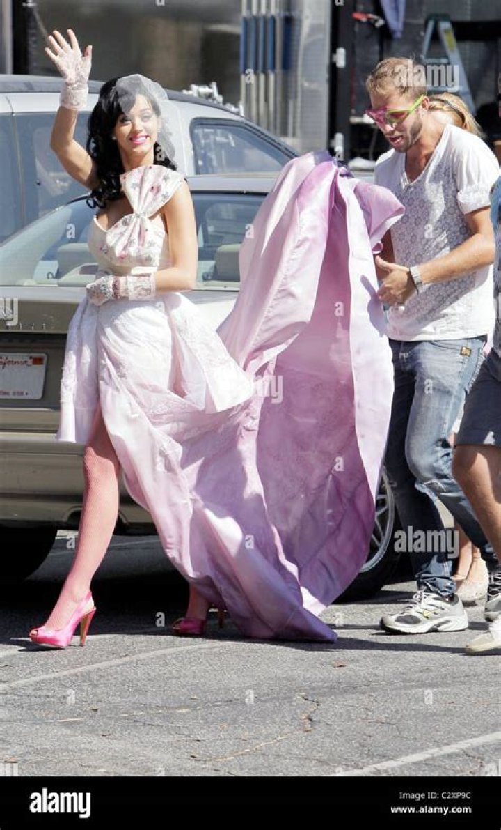 Katy Perry Performs For First Time Since Pregnancy Announcement: Pics – Hollywood Life