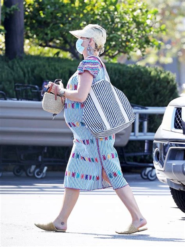 Katy Perry Shows Off Baby Bump At Grocery Store With Orlando Bloom — Pics