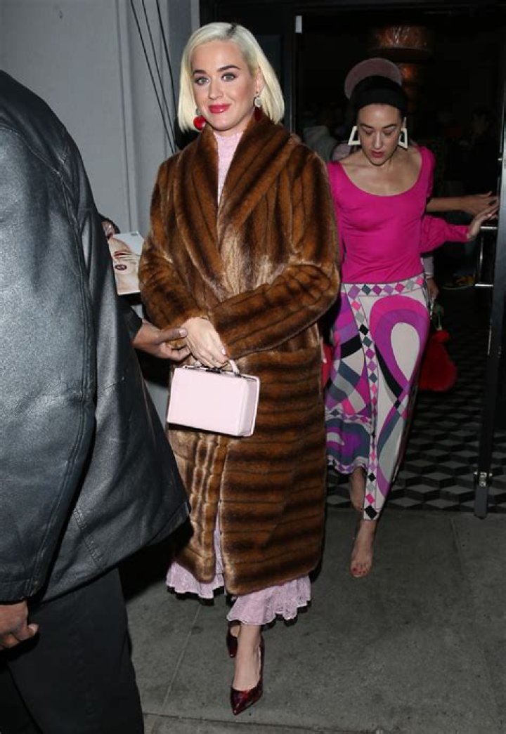 Katy Perry Spends Valentine’s Day With Girlfriends At Restaurant – Hollywood Life