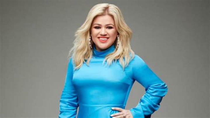 Kelly Clarkson Jokes About Boob Job In New Pic For ‘The Voice’ – Hollywood Life