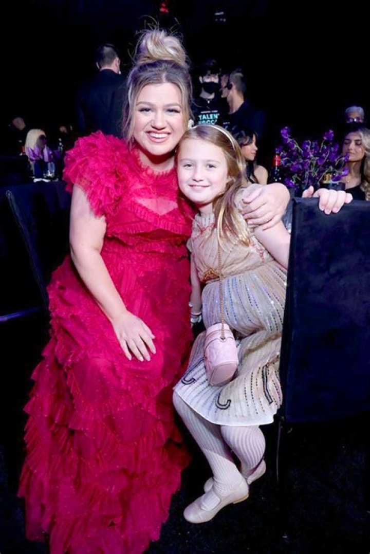 Kelly Clarkson Brings Daughter River, 8, To People’s Choice Awards – Hollywood Life