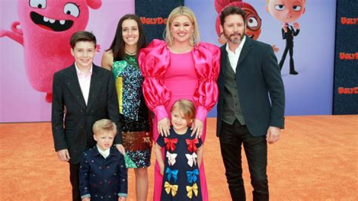 Kelly Clarkson Admits Her Kids Are Still Hoping She’ll Reconcile With Ex 3 Years After Split