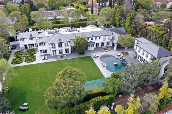 Kelly Clarkson Sells Los Angeles Mansion For $10 Million – See Photos – Hollywood Life