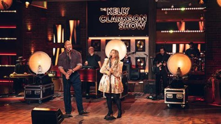 Kelly Clarkson & The Rock Sing A Classic Loretta Lynn Song Together – Hollywood Life