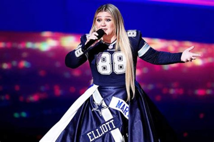 Kelly Clarkson Shades Tom Brady’s ‘Thirst Traps’ At NFL Honors – Hollywood Life