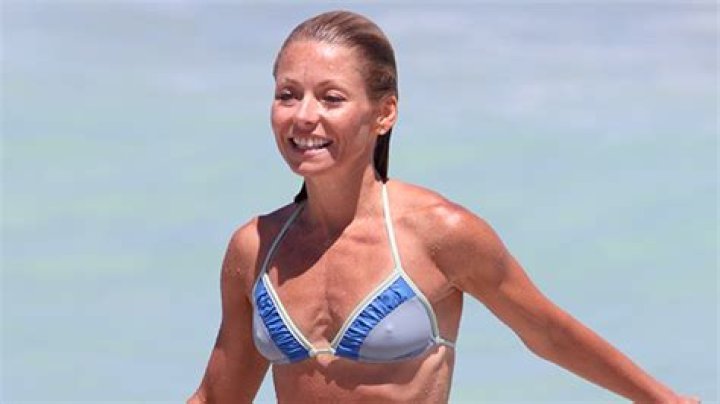 Kelly Ripa Rocks Swimsuit In Throwback Vacation Photo – Hollywood Life