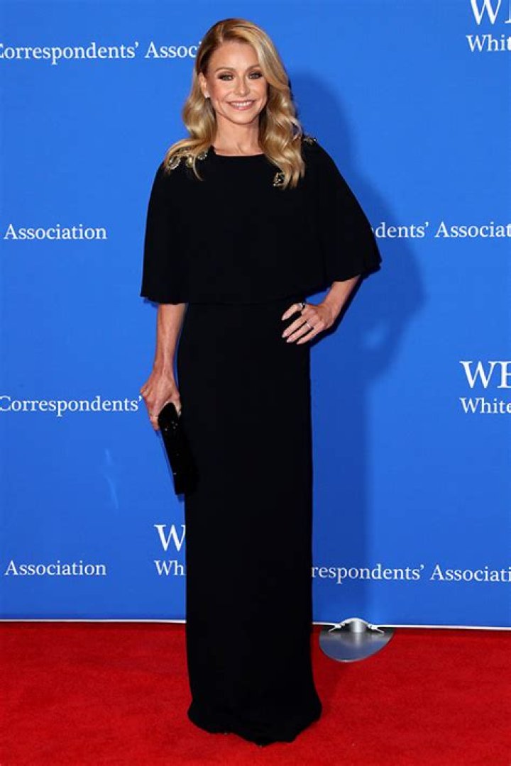 Kelly Ripa Talks Menopause and Not Getting Her Period – Hollywood Life