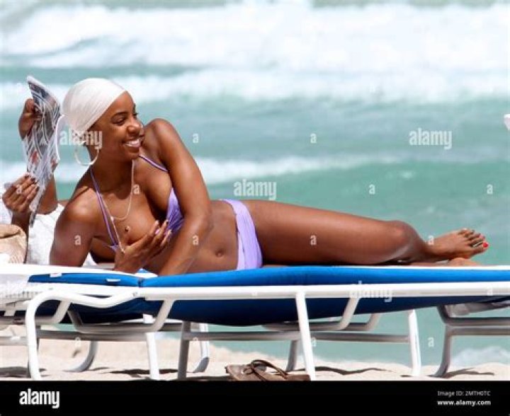 Kelly Rowland Glows While Showing Off Au-Natural 6 Month Baby Bump In A Bikini –- Watch