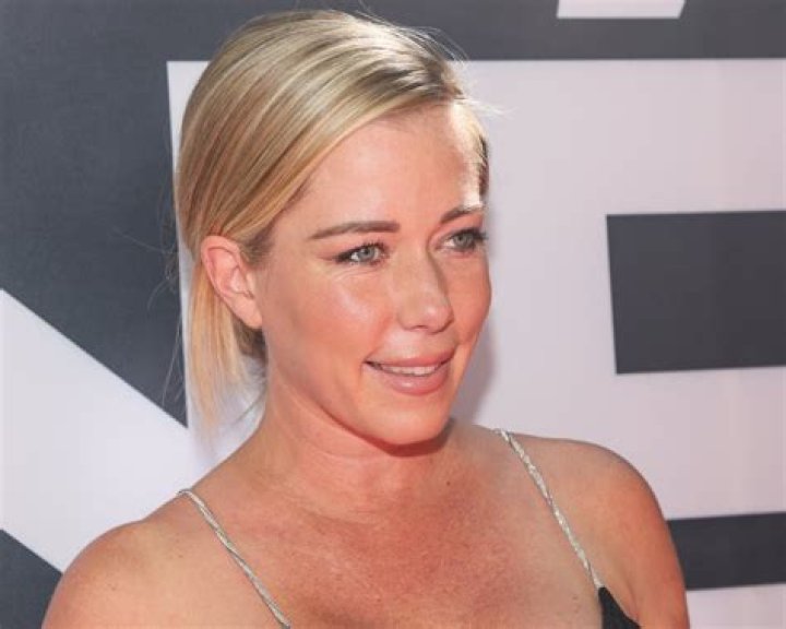 Kendra Wilkinson – Hollywood Life