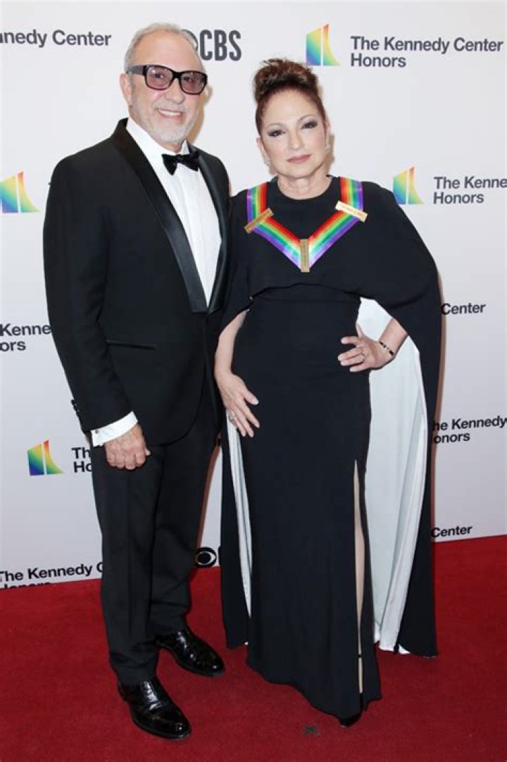 Cher, Kelly Clarkson & More On Red Carpet – Hollywood Life