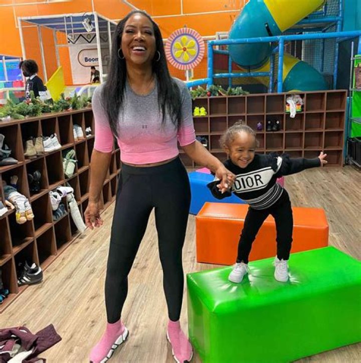 Kenya Moore’s Daughter Brooklyn, 1, Proves How Smart She Already Is While Learning With Flashcards