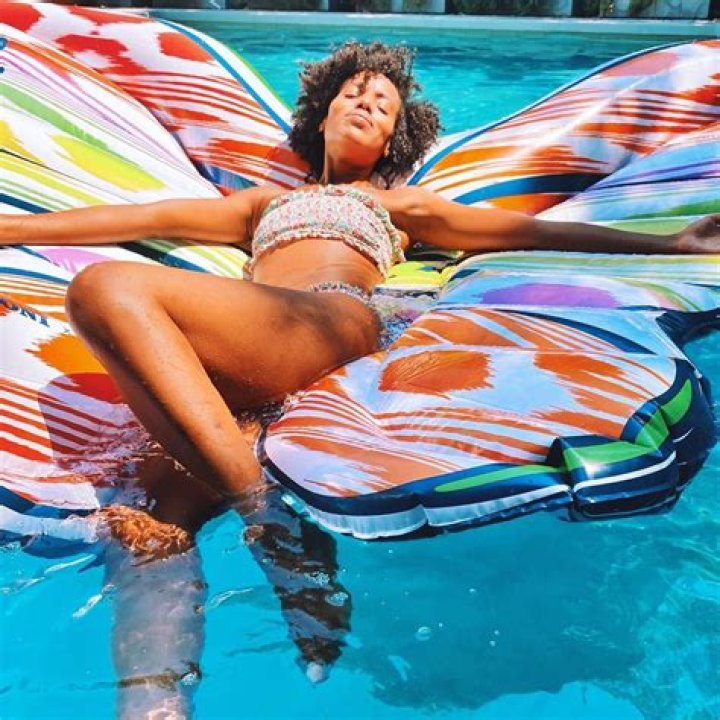 Kerry Washington Rocks A Curly Afro As She Chills On A Butterfly Swimming Pool Float