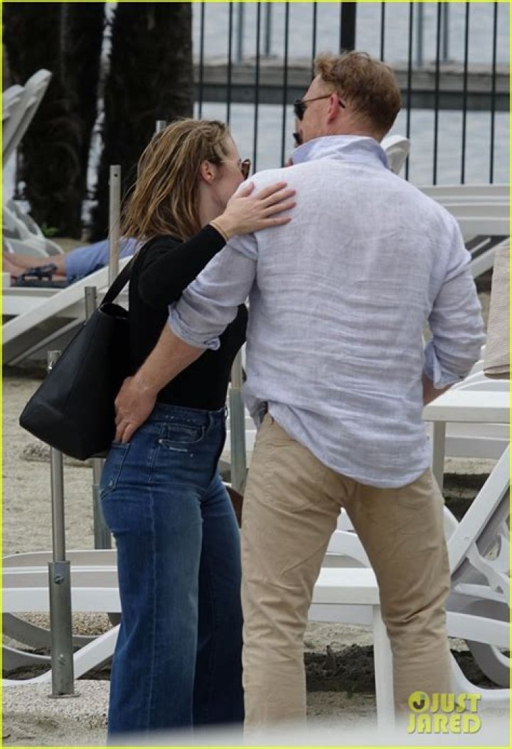 ‘Grey’s Anatomy’s Kevin McKidd & Danielle Savre Make Out In Lake Como – Hollywood Life