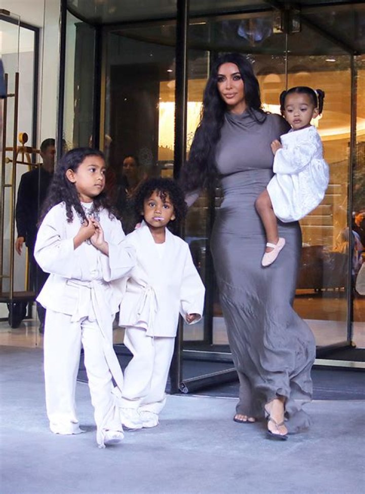 Kim Kardashian & 4 Kids Meet Puss In Boots At Universal Studios – Hollywood Life