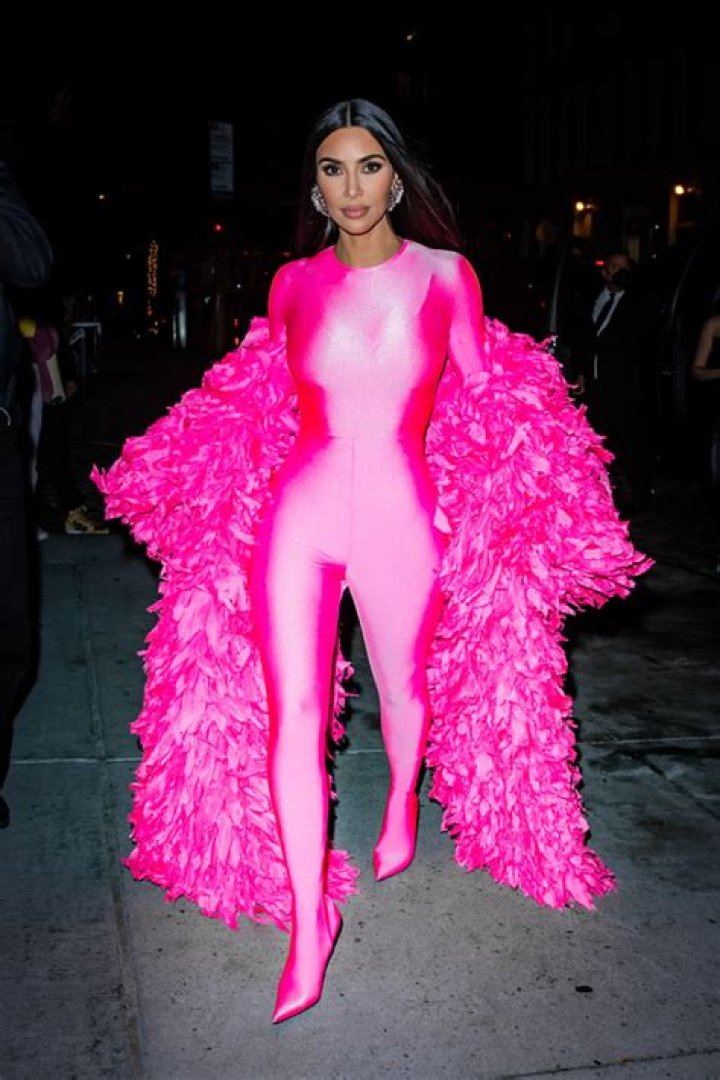 Kim Kardashian Rocks Pink Leotard & Feather Boa After Hosting ‘SNL’ – Hollywood Life