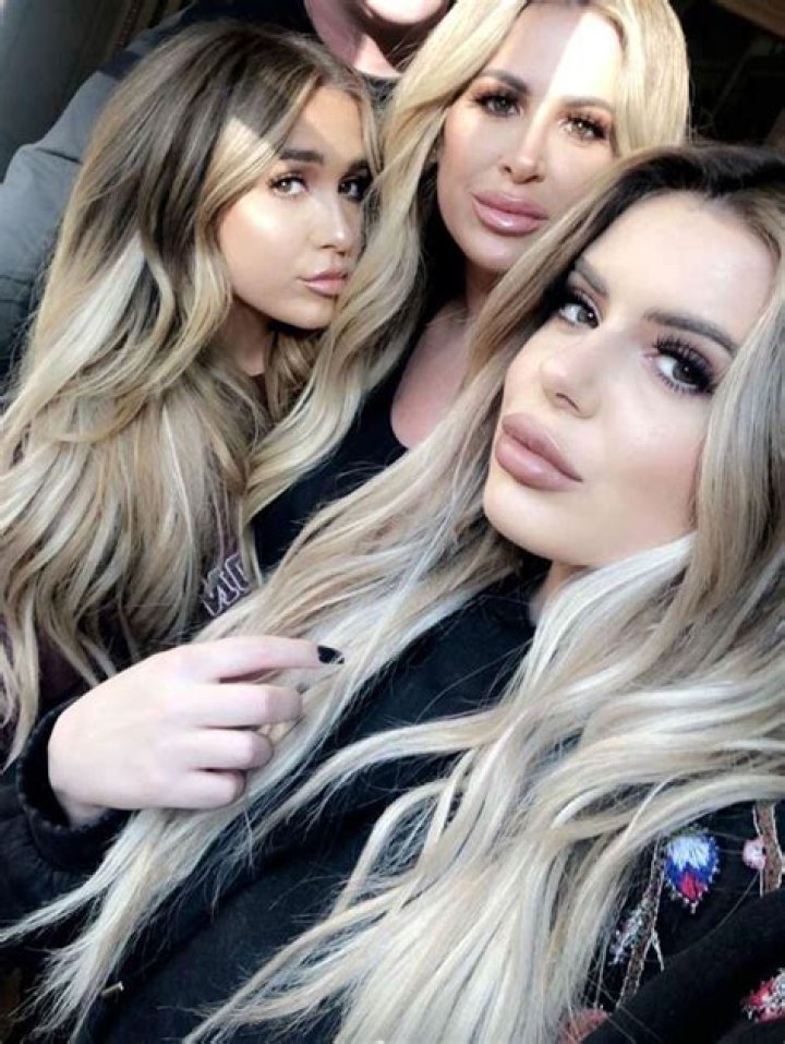 Kim Zolciak’s Daughters Snap Selfie With Her & They Look Like Triplets – Hollywood Life