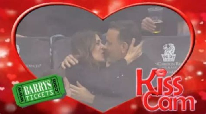 Kiss Cam Celebrities: Jelena, The Obamas & More — PICS
