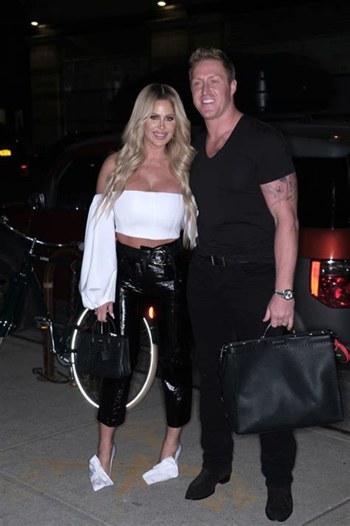 Kroy Biermann Locks Kim Zolciak Out of Her Room in Police Video – Hollywood Life