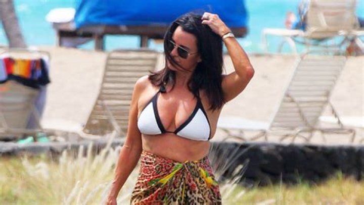 Kyle Richards Rocks Sexy Swimsuit & Poses For Cheeky New Photo In Laguna Beach