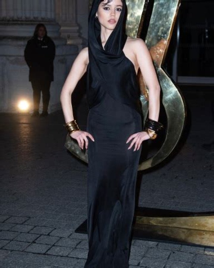 Kylie Jenner Wears Noose-Like Necklace For Paris Fashion Week: Photos – Hollywood Life