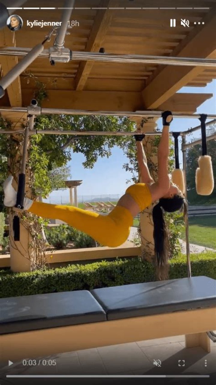 Kylie Jenner Shows Off Flat Stomach & Reveals She’s Working Out ‘Every Other Day’ For Summer 2020