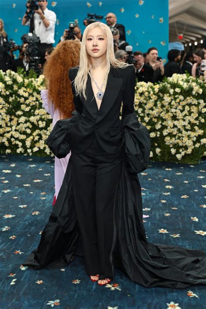 See Her Subtle Shade – Hollywood Life