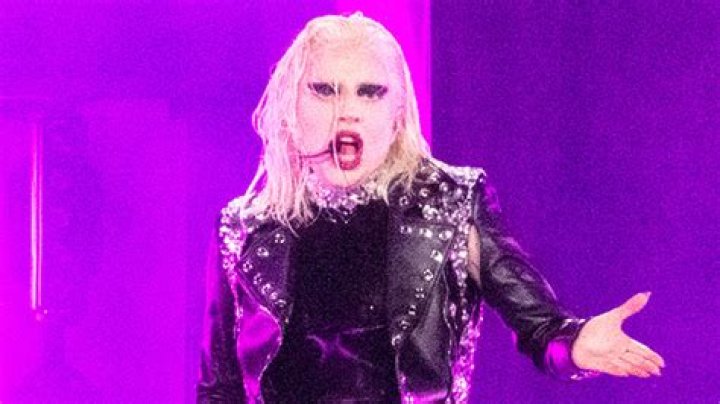 Lady Gaga’s Security Guard Mistakes Drag Queen For The Singer: Video – Hollywood Life