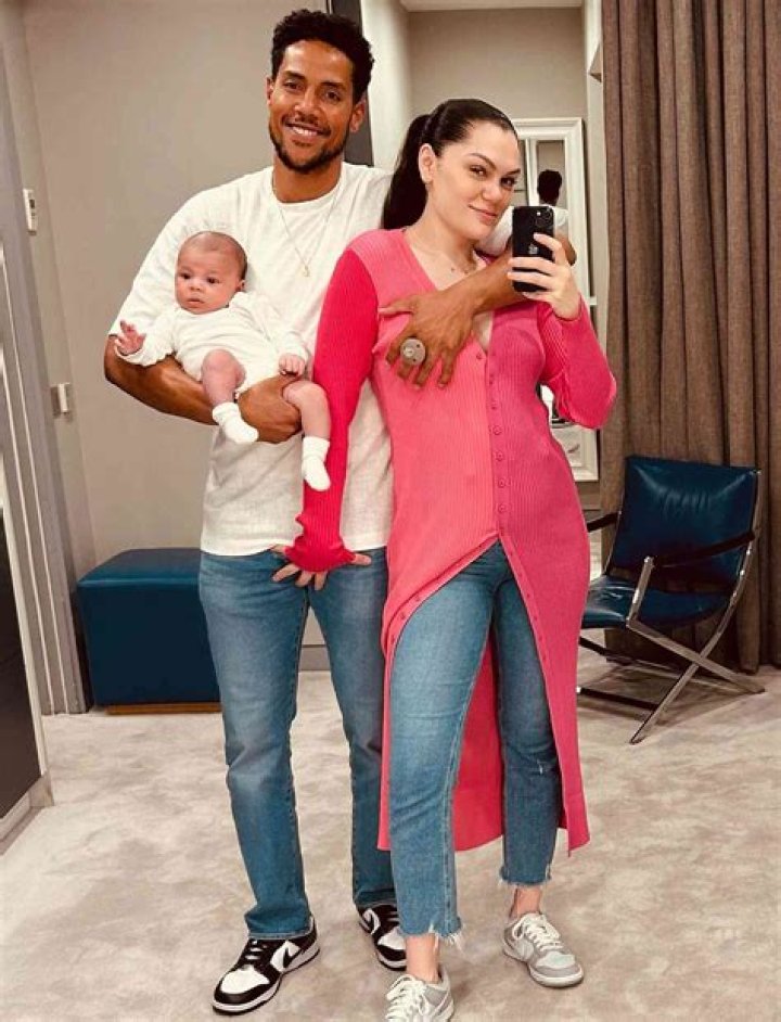 Flaunts Post Baby Body – Hollywood Life