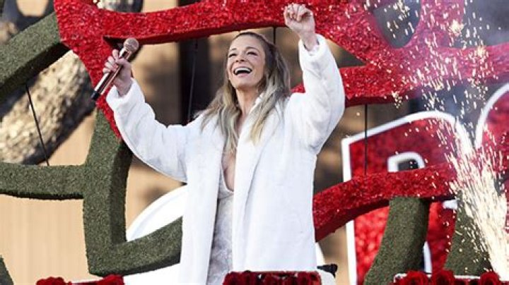 LeAnn Rimes At Rose Parade In Fur Coat During Performance – Photos – Hollywood Life