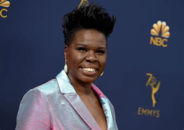 Leslie Jones Reenacts ‘Bridgerton’ Sex Scene With Regé-Jean Page At MTV Movie & TV Awards