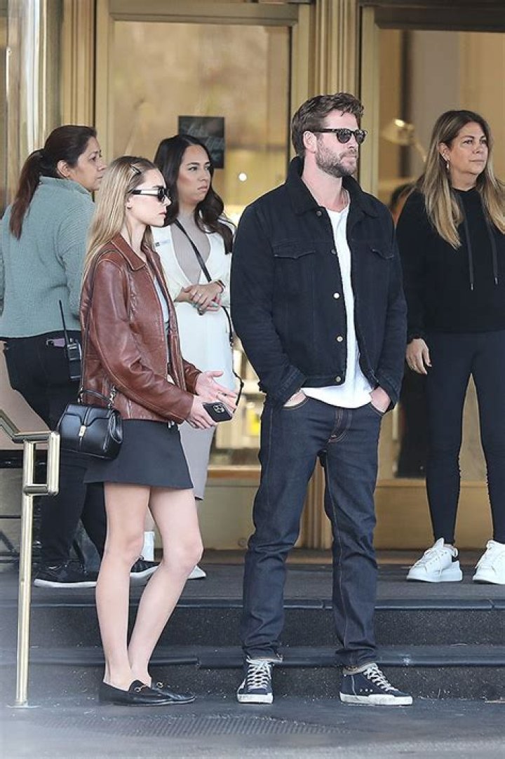 Liam Hemsworth & Girlfriend In Beverly Hills Shopping: Photos – Hollywood Life