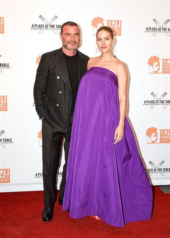 Liev Schreiber & GF Taylor Neisen Show Off Baby Bump At Gala: Photos – Hollywood Life