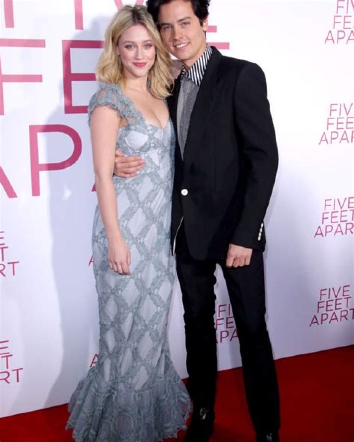 Lili Reinhart Kisses Jack Martin During Airport Outing: Photos – Hollywood Life