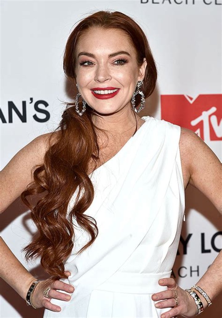 Lindsay Lohan Debuts Baby Bump In Maxi Dress: Photo – Hollywood Life