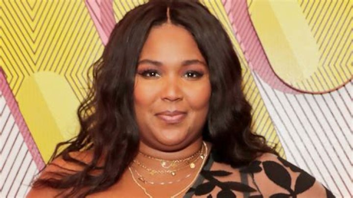 Lizzo Kicked Out Of Vacation Rental & Accuses Landlord Of Police Threats – Hollywood Life