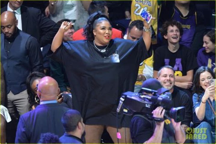 Lizzo Reacts To Critics After Twerking In A Thong At Lakers Game: Clip – Hollywood Life