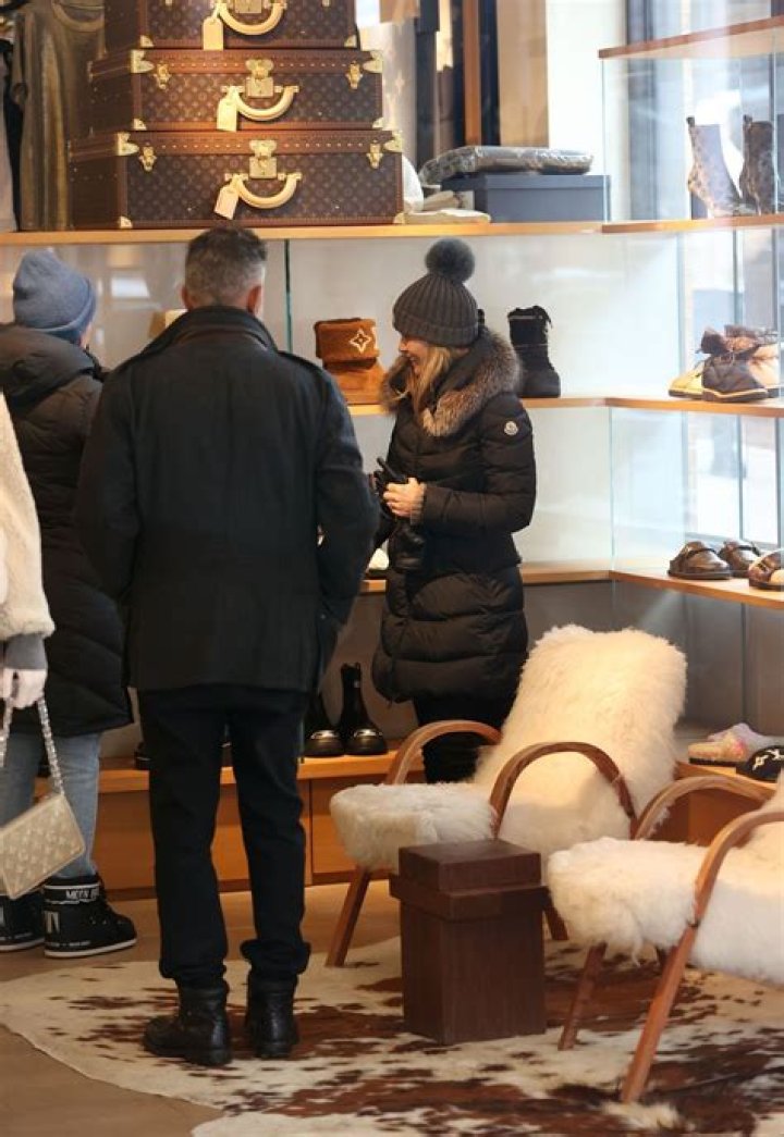 Lori Loughlin & Mossimo Giannulli Go Shopping In Aspen Before NYE – Hollywood Life